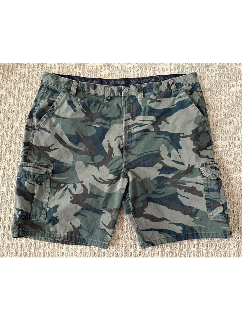 Wrangler Cargo Shorts Men's Size 46 Relaxed Fit Green Camouflage Work Army Camo